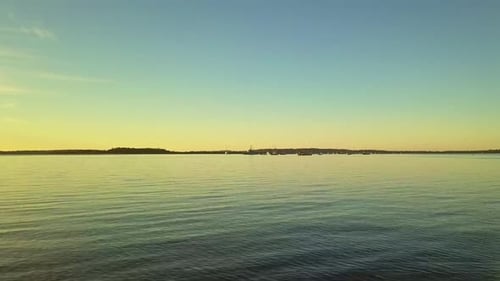 Lever
et coucher de soleil magnifiques sur l'océan. Drone volant vers un horizon à Golden Hour.