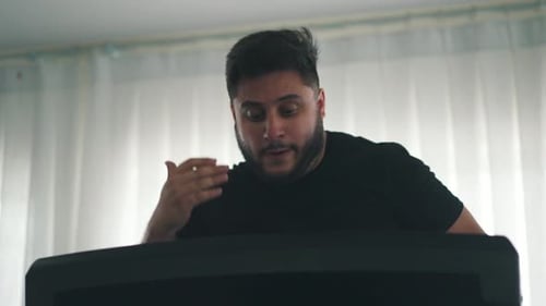 Homem de fitness com tiro orbital treinando exercícios cardiovasculares em máquina de corrida na academia