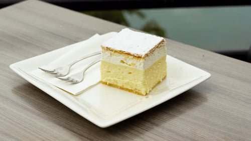 Nahaufnahme der pikanten Bled Cream Cake (Kremšnita) im Kavarna Park Café