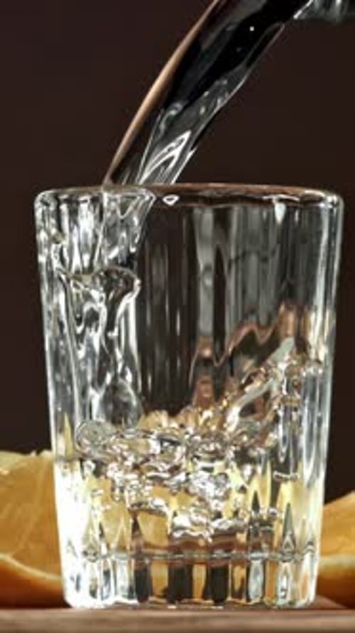 Vodka com uma fatia de limão filmada em uma câmera de alta velocidade a 1000 Fps