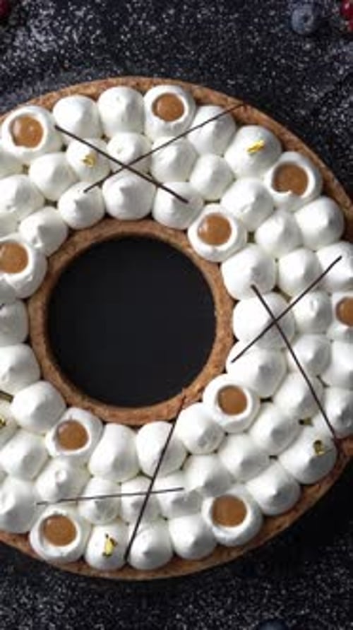 Blick auf eine Torte aus Karamell mit Sahne, Hochwinkelaufnahme