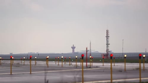 avião na pista se prepara para voar