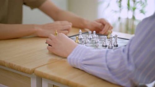 Nahaufnahme der Hände beim Schachspiel während des Wettkampfs im Schachclub.