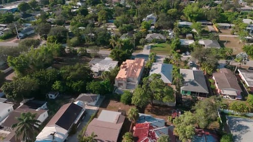 Foto aérea de los edificios cercanos a la ciudad de Naples, Florida, en horario soleado