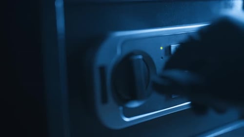 Un voleur pirate un coffre-fort Électronique et vole de l'argent
