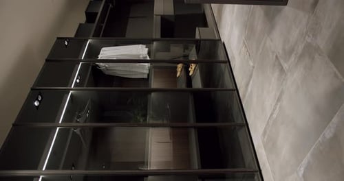 Vestiaire avec des objets. Décoration élégante en bois pour dressing.