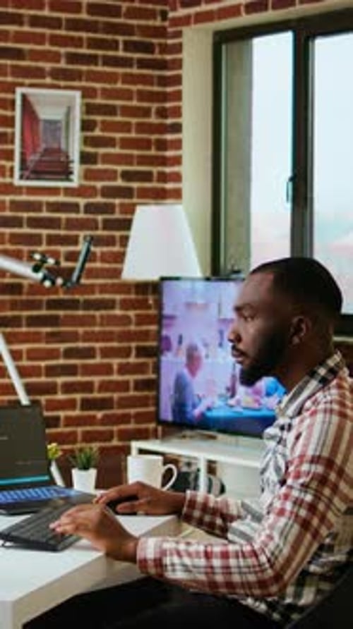 Vertikales Video Der afroamerikanische Softwareingenieur arbeitet an der Laptop-Eingabe von Code für ein Projekt