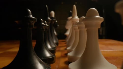 Pièces d'échecs sur échiquier Macro Dolly Shot Pièces d'échecs noires et blanches sur échiquier