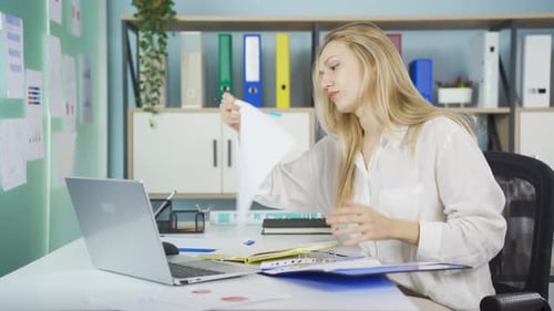 Vielbeschäftigte Geschäftsfrau, schnelle Arbeit.