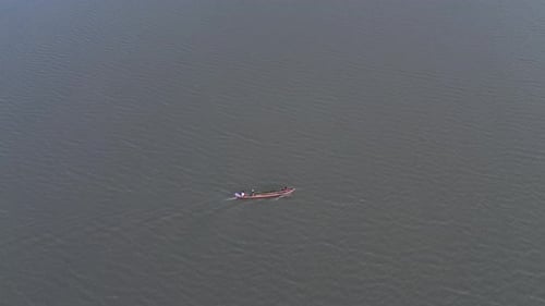 Luftaufnahme eines Fischers auf seinem Boot im See
