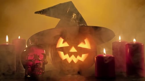 Halloween-Kürbislächeln und gruselige Augen mit Rauch auf gelbem Hintergrund