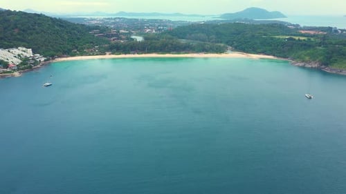 Luftbild des schönen tropischen Strandes und des Meeres mit Bäumen auf der Insel für Reisen und Urlaub. Nai Ha