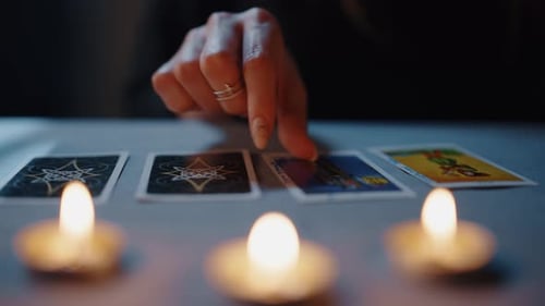Le lecteur de tarot crée une mise en page de cartes