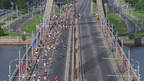 Luftaufnahme des Riga Rimi Marathon 2024 einer Menschenmenge, die während des Marathons durch die Stadt läuft