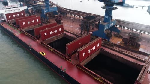 Vue aérienne - Ouverture du compartiment de rangement d'un grand cargo