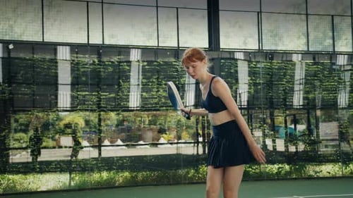 Joueuse de padel professionnelle pour femme servant une balle