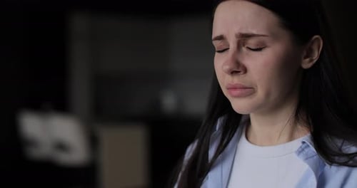 Nahaufnahme einer jungen Frau, die an Depressionen leidet, verärgerte, frustrierte, einsame Frau, die an Trauer denkt