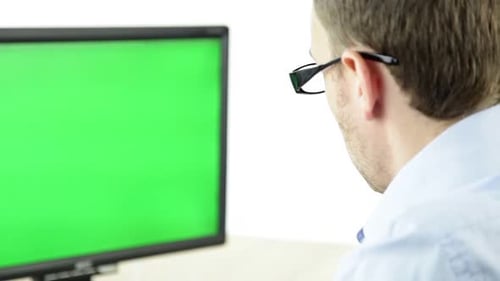 homem de negócios com computador isolado branco