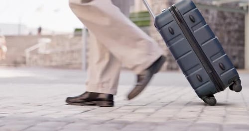 Geschäftsmann geht mit Koffer in die Stadt zu einem globalen Treffen