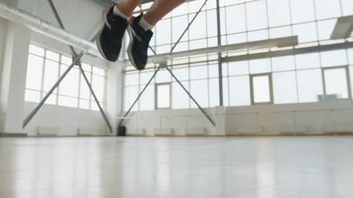 Nahaufnahme einer Sportlerin beim intensiven Training