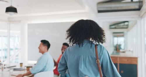 Генеральный директор, руководство и темнокожая женщина на офисном совещании по продажам и маркетингу