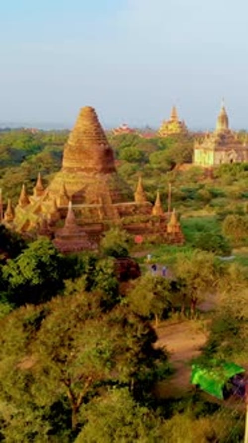 Lever de soleil au-dessus des temples et des pagodes de Bagan, Myanmar