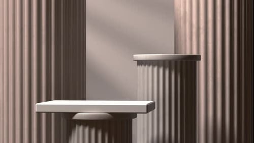 Expositores vazios apoiados em colunas caneladas em sala iluminada pelo sol