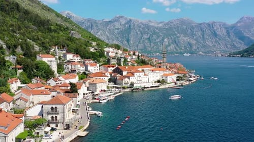 Vue sur la ville historique de Perast dans la célèbre baie de Kotor par une belle journée ensoleillée avec un ciel bleu
