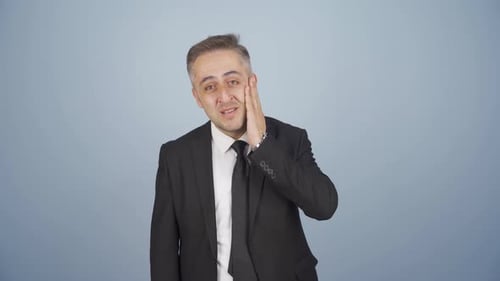 Geschäftsmann spricht glücklich mit der Kamera.