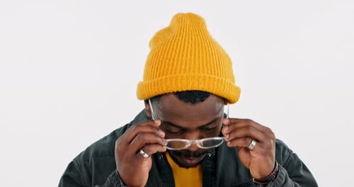 Schwarzer Mann, Brille und Vision, Portrait und Augenpflege mit Gesundheitsversorgung und Lächeln zur Wahl