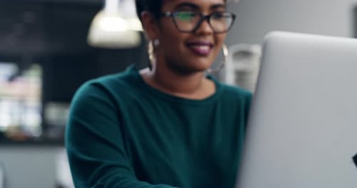 4k video of a student using her laptop in the college library