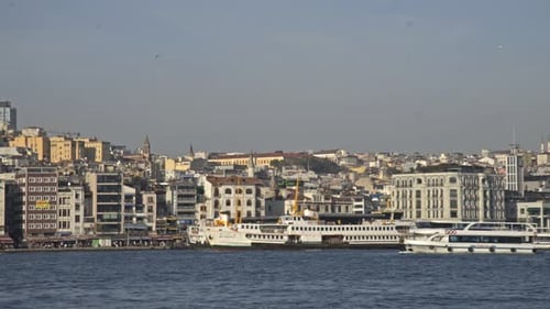 Pescadores pescando no Bósforo, Ponte Galata, com vista para o mar