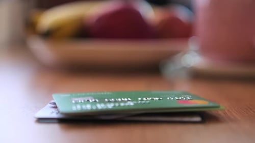 Las tarjetas de crédito con vista de cerca se encuentran sobre una mesa de madera. El mundo financiero, desde la banca personal