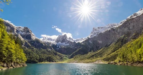 Alpenbergsee in Österreich an einem sonnigen Tag. Panorama-Gletscherblick mit Schnee