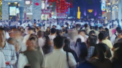 Pessoas chinesas caminham em ruas superlotadas em cidades, lapso de tempo, estrada movimentada e lotada, China