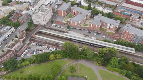 Vista aérea de la estación central de tren de Exeter en Devon, Reino Unido, rodeada de zonas residenciales y comerciales