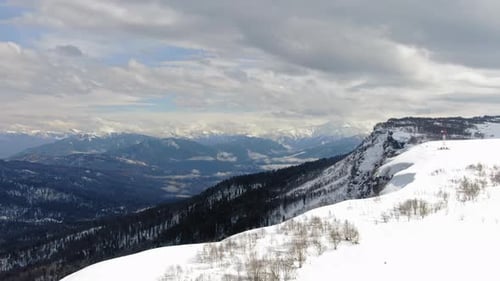 Schöne Winter-Berglandschaft, Luftaufnahme des Skigebiets, Ansicht von oben