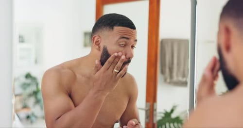 Spiegel, Mann und Selbstpflege für Bart und Haut für Schönheit mit Kosmetik am Morgen und im Badezimmer
