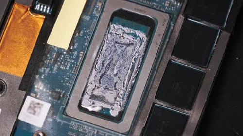 GPU-Chip mit gealterter und getrockneter Wärmeleitpaste Orbit