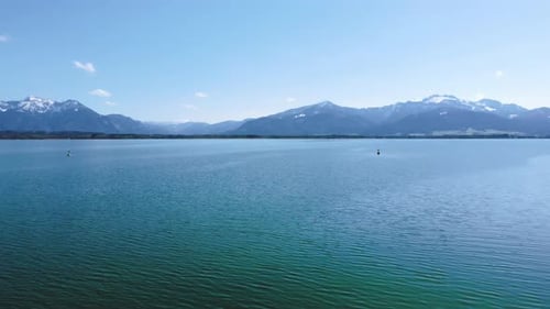Panorámico vuelo bajo sobre el lago Chiemsee, el más famoso de Baviera, en la campiña rural con un hermoso