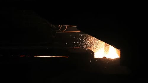 Faíscas de metal do Hot Metal. Faíscas de aço fundido. Indústria de ferro e aço