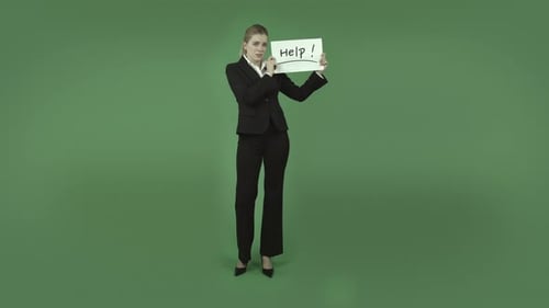kaukasisches blondes blondes Geschäftsmädchen, das auf Grün isoliert ist, braucht Hilfe