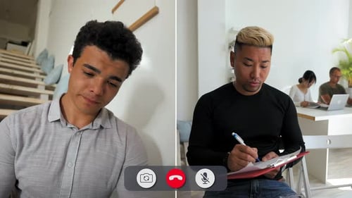 Un homme a l'air ennuyé lors d'un appel en ligne tout en prenant des notes à la maison
