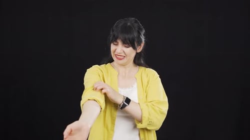 La mujer que mira a la cámara tiene comezón.