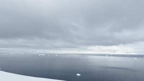 die Bucht in der Nähe der Antarktischen Halbinsel, ein riesiger Eisberg auf Bergen im Südlichen Ozean der Antarktis bei