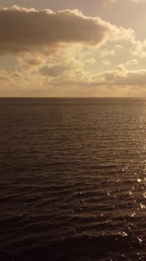 Vue aérienne sur la mer d'azur calme et les rivages rocheux volcaniques, petites vagues sur la surface de l'eau, nature, été