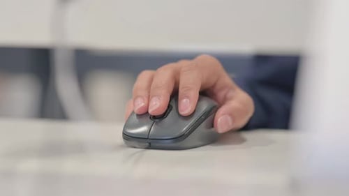 Nahaufnahme einer Frau, die Computermaus für die Arbeit benutzt