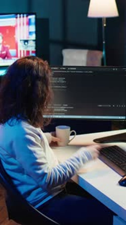 Vertikales Video IT-Master unterrichtet Auszubildende im Webinar So schreiben Sie Code