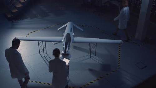 Deux ingénieurs aérospatiaux travaillent sur un prototype de véhicule aérien sans pilote/Drone. Scientifiques de l'aviation en W.