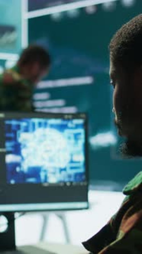Vertikaler Video-IT-Techniker sammelt Informationen über neuronales Netzwerk und künstliche Intelligenz